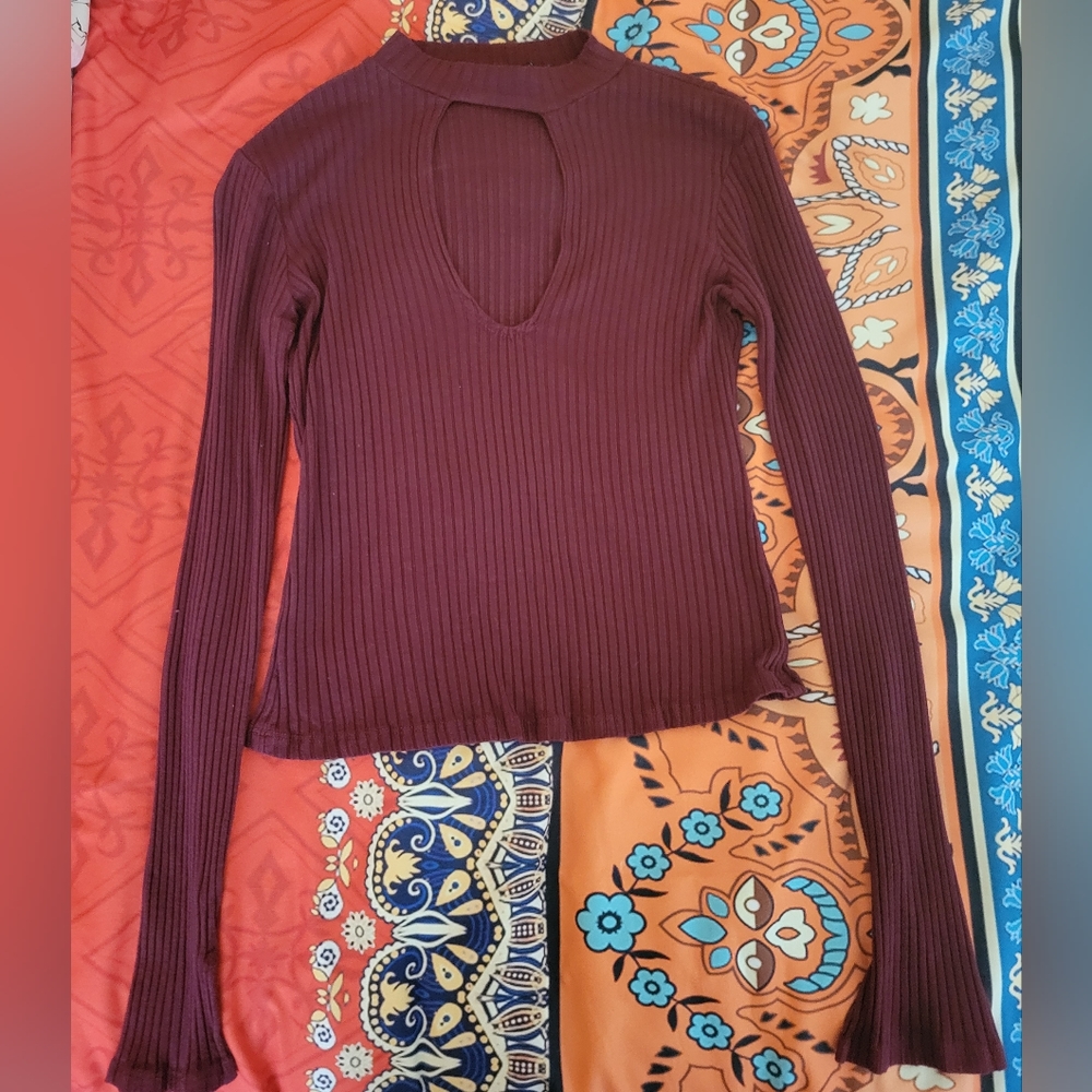 maroon cut out long sleeve ✨️